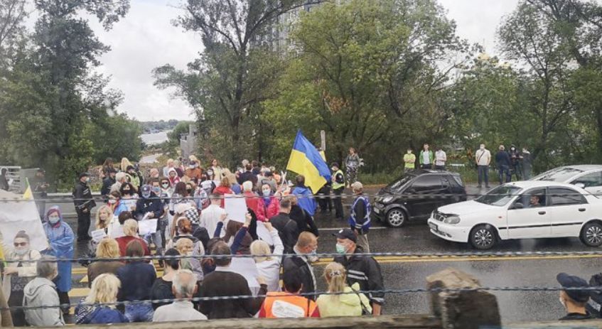 В Киеве протестующие перекрыли метромост через Днепр.