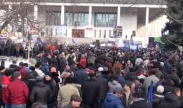 Мужчина некоторое время находился в сквере Театра оперы и балета, а после отошел.