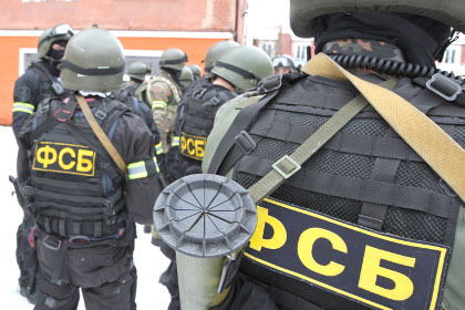 В России Холостов занимался сбором информации о том, какие действия руководства страны вызывают недовольство у местного населения и чиновников.