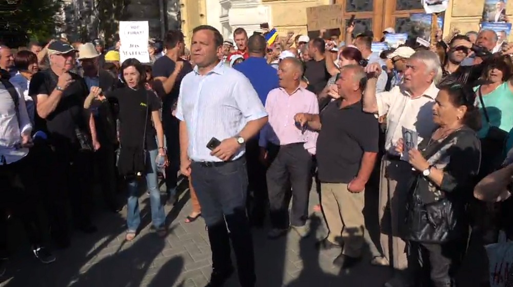 Протест начался в 7:30, часть протестующих сразу же попыталась войти в здание мэрии. 