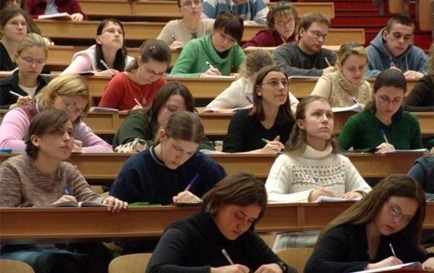 Выпускникам из Крыма разрешили поступать в вузы Украины без ВНО.