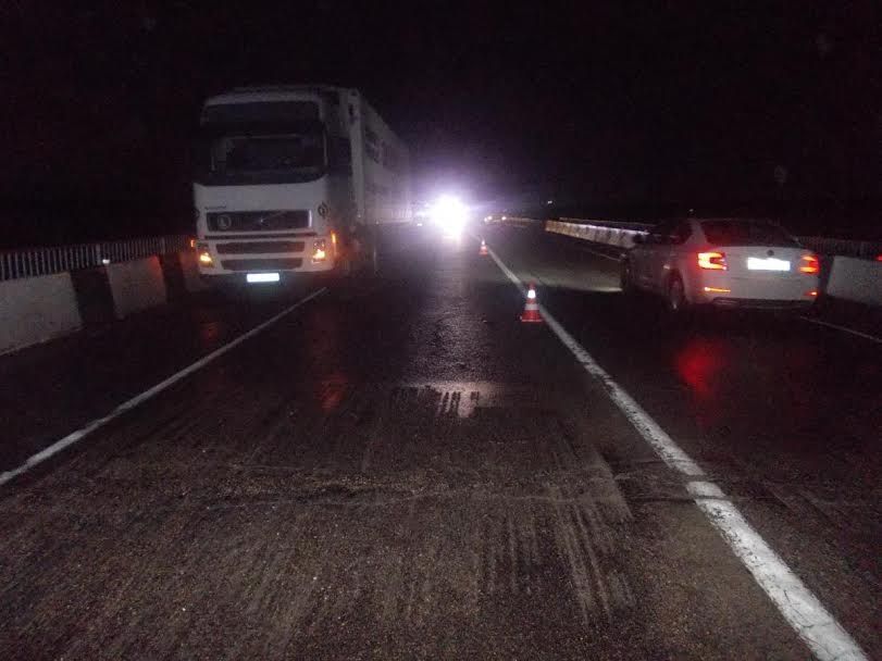 Şoferul care se afla la volanul autocamionului a fugit de la faţa locului.