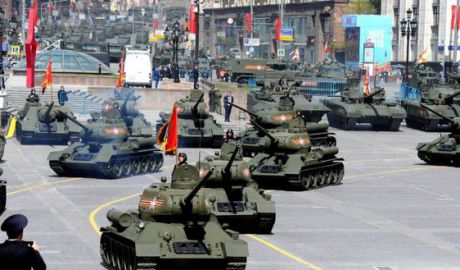 Zeci de noi rachete nucleare de ultima generaţie, tancuri moderne „Armata”, bombardiere strategice şi avioane de vânătoare, toate intră în show-ul de grandoare militară pus în scenă de Vladimir Putin.
