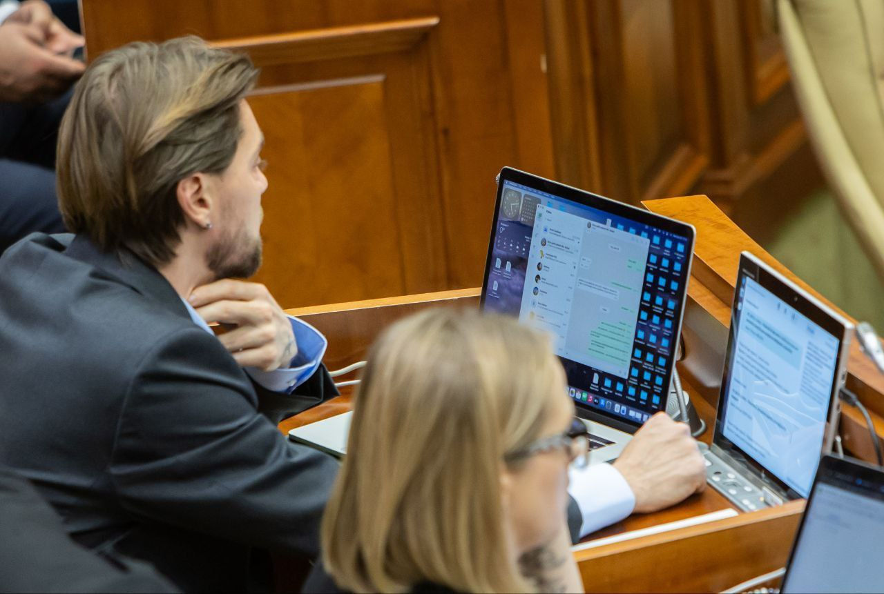 "Кенты" на заседании парламента обсудили алкоголь и Кику.