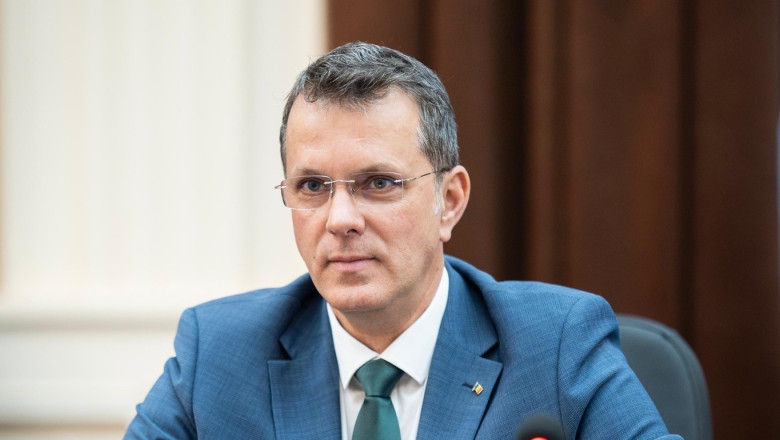 Ministrul Apărării din România a demisionat după scandalul privind studiile sale.