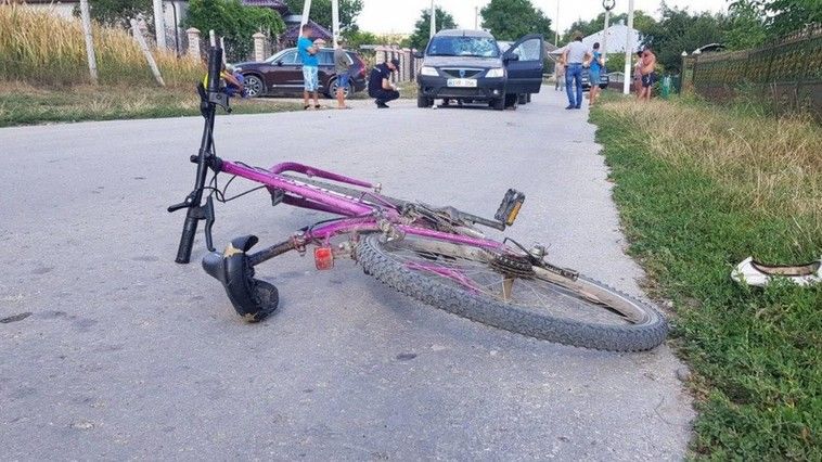 В Дондюшанах автомобиль сбил девушку на велосипеде.