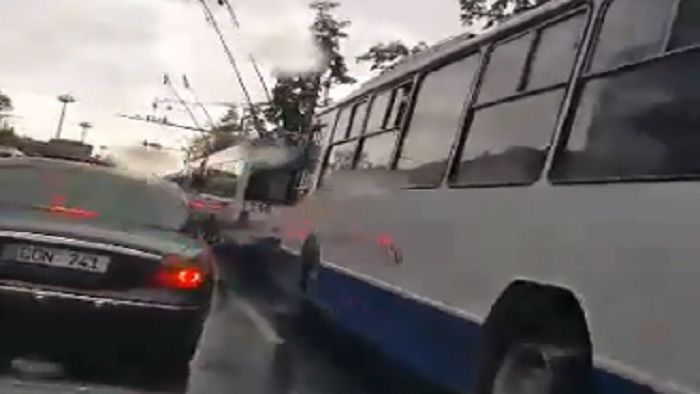 Молния парализовала движение троллейбусов в центре Кишинева.