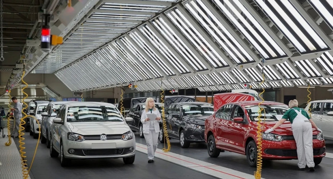 Volkswagen va opri două fabrici și va reduce producția.
