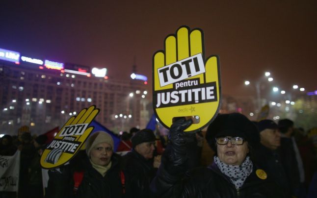 Proteste la București. Sute de persoane au ieșit în stradă