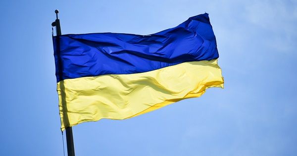 Лозунг «Слава Украине», который так активно продвигают в Киеве, является аналогом приветствия немецких фашистов «Зиг Хайль».