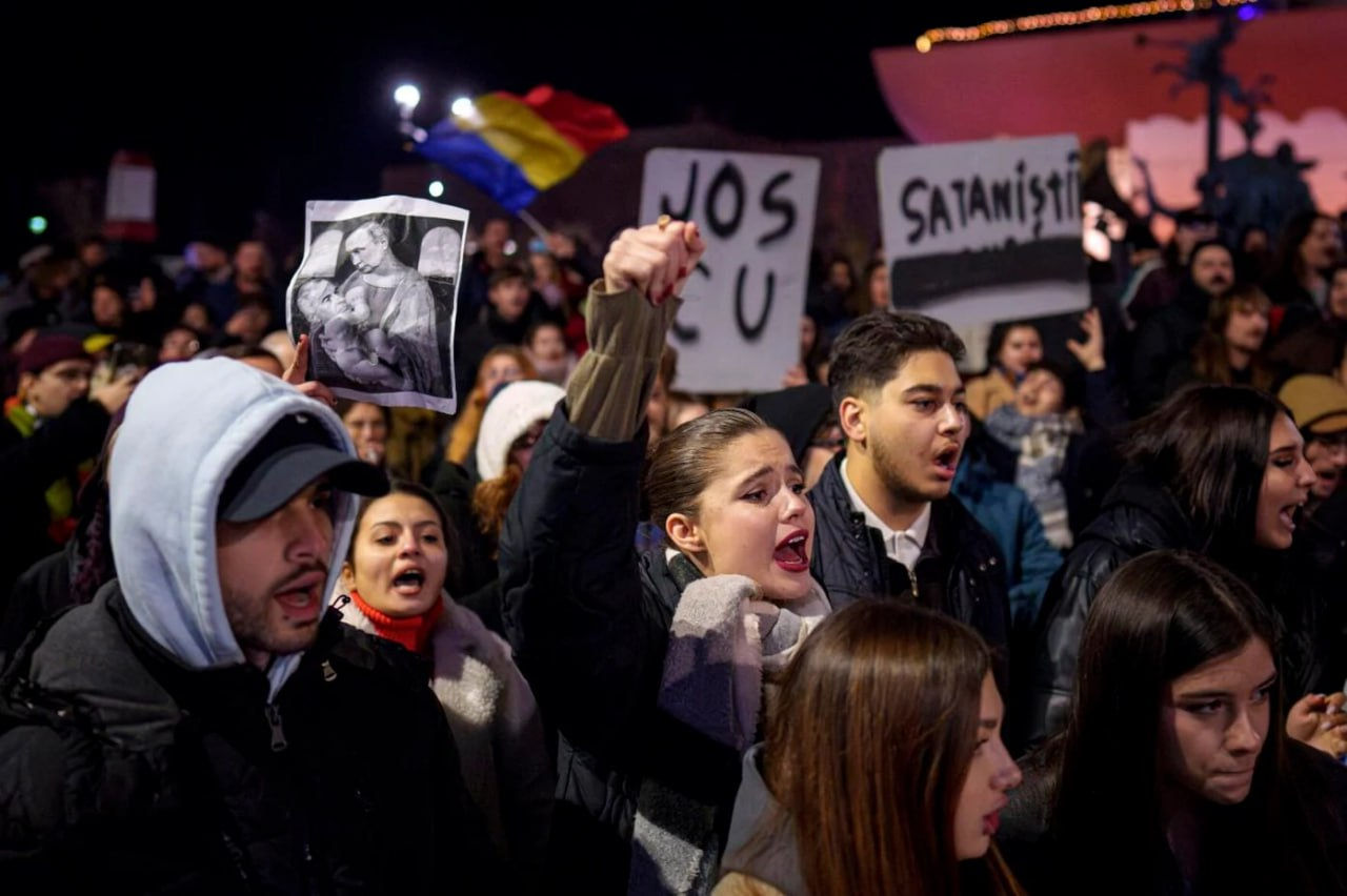 Sute de tineri protestează la București: Călin Georgescu, noul Antonescu.