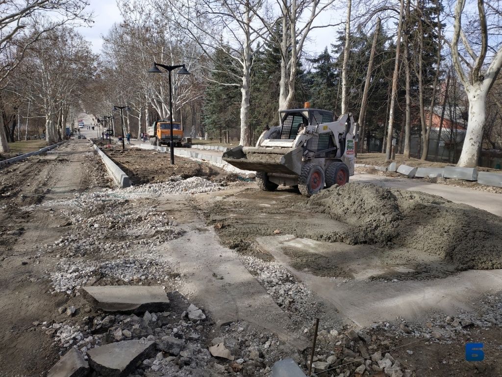 Ремонт в парке «Долина роз» в самом разгаре.