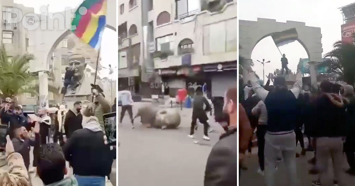 В пригороде Дамаска жители снесли бюст отца Асада.
