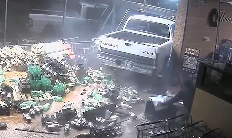 Spectaculos: Au furat un bancomat cu pick-up-ul şi au trecut cu el prin geam