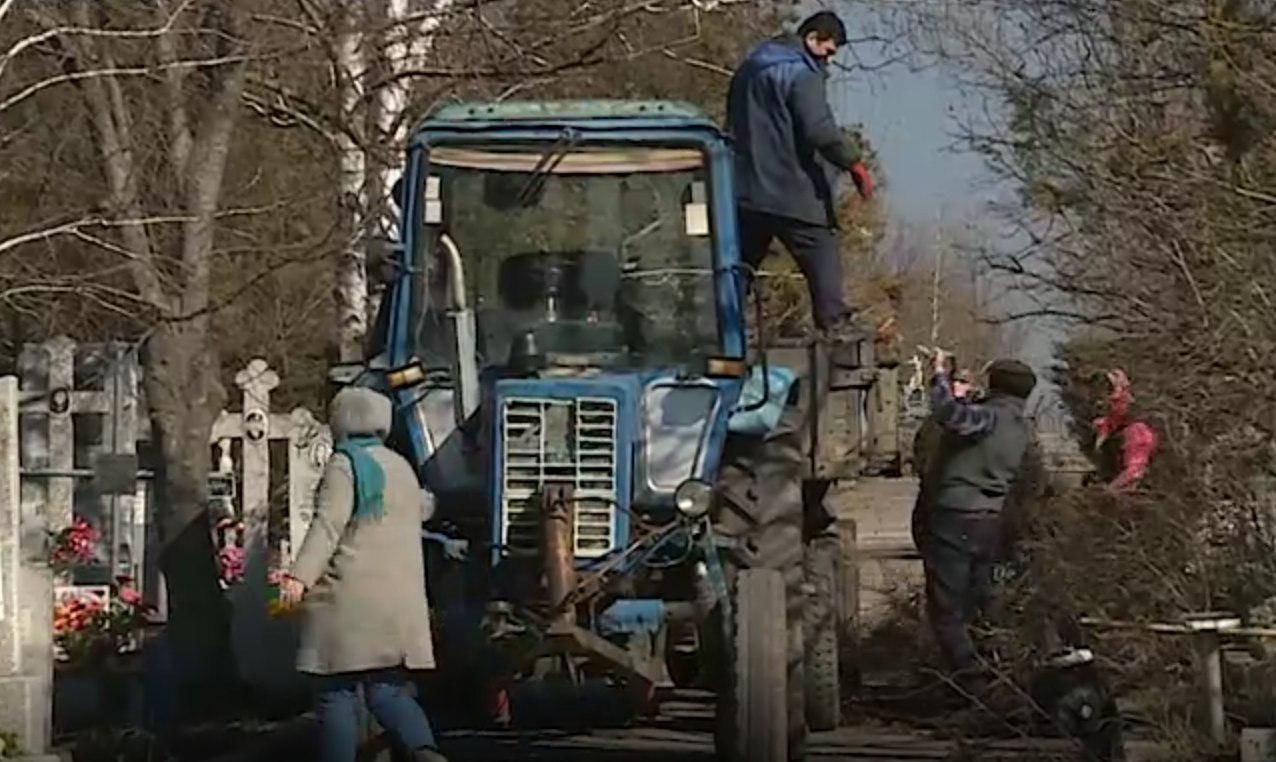 Люди и сами прилагают немало сил к тому, чтобы навести порядок у могил своих близких. 