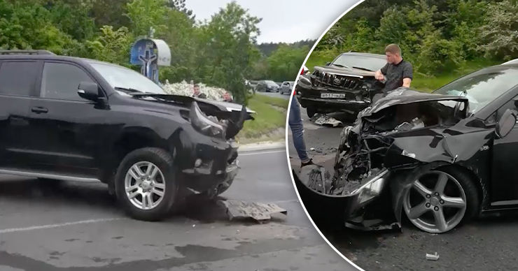 На повороте, лоб в лоб столкнулись два автомобиля модели Toyota.