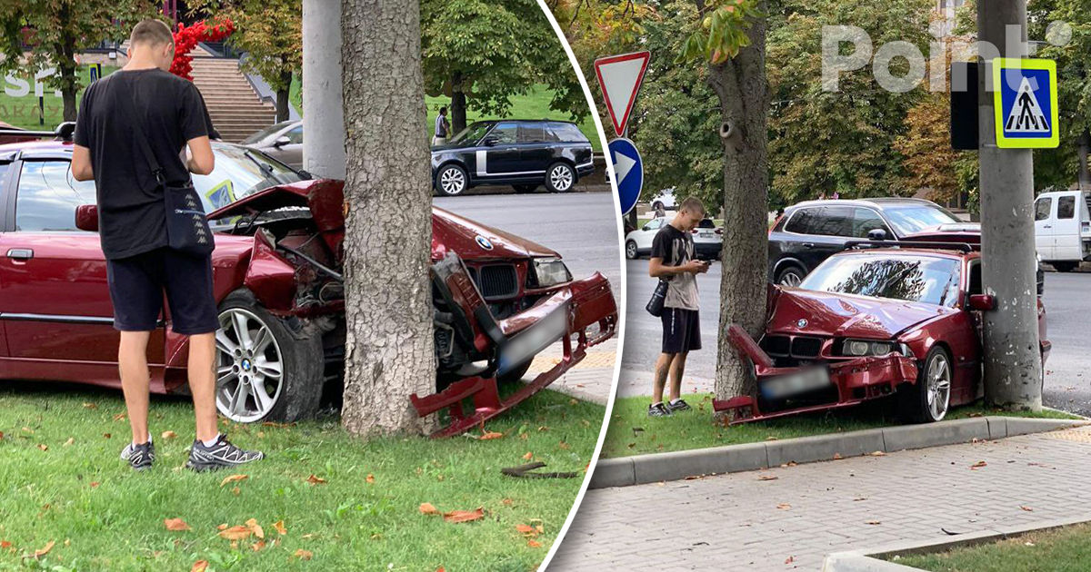 В Кишиневе автомобиль врезался в дерево.