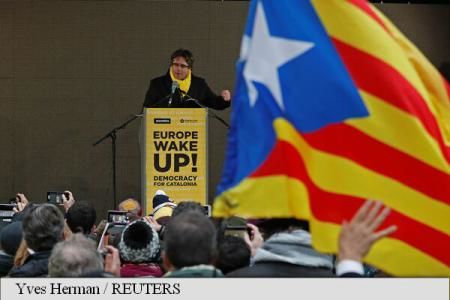 Carles Puigdemont a ieșit în fața manifestanților de la Bruxelles. 