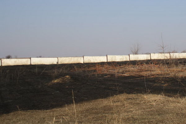 В селе Кирсово сгорело поле сухой травы площадью в 10 гектаров.