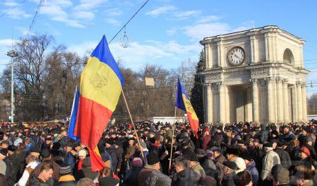 Протестующие на площади  Великого Национального Собрания.