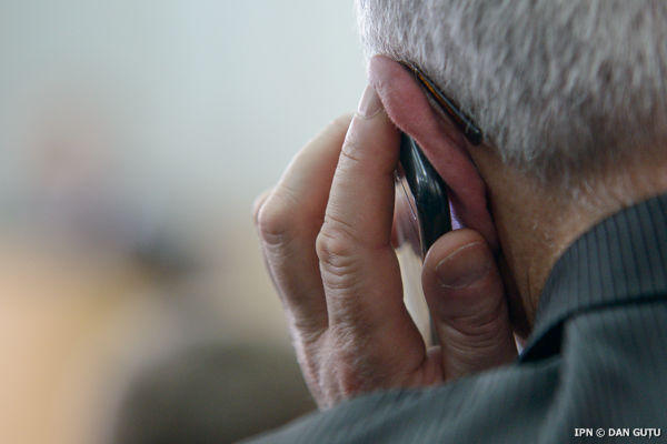 Moldovenii vorbesc mai mult la telefonul mobil.