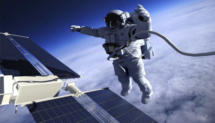 În Rusia se foloseşte denumirea de cosmonaut şi în SUA cea de astronaut.