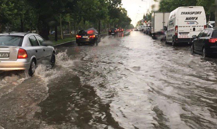 Потоки воды превратили улицы Бухареста в реки.