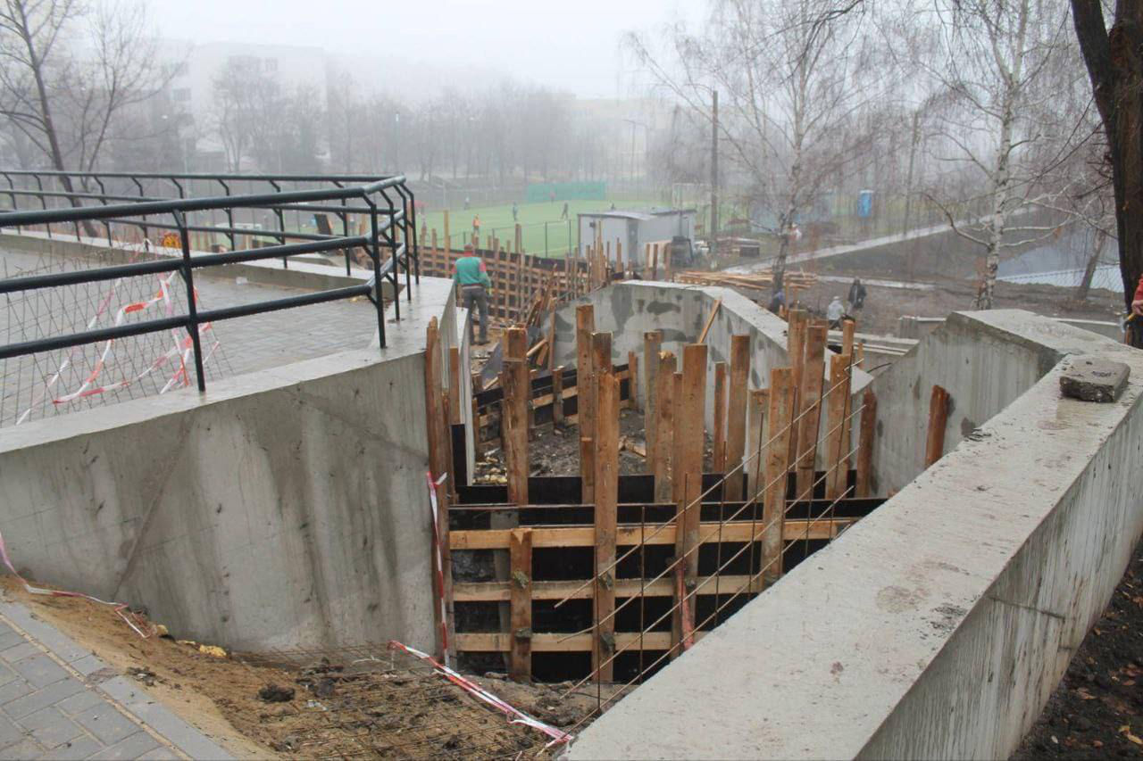 В зоне отдыха на Чеканах продолжается обустройство амфитеатра.