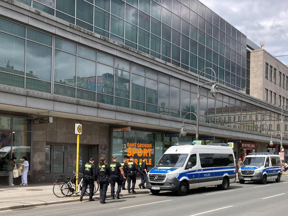 Un sirian l-a înjunghiat pe un pasager în gât la o stație de autobuz din Berlin, apoi a atacat o femeie.