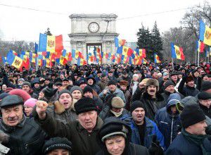В данный момент в центре столицы протестуют десятки тысяч людей.