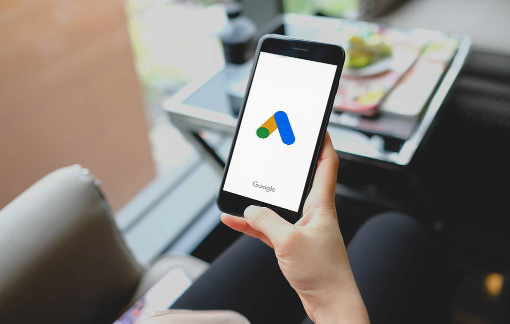 Роскомнадзор потребовал ограничить доступ к недостоверным материалам в Google Ads.