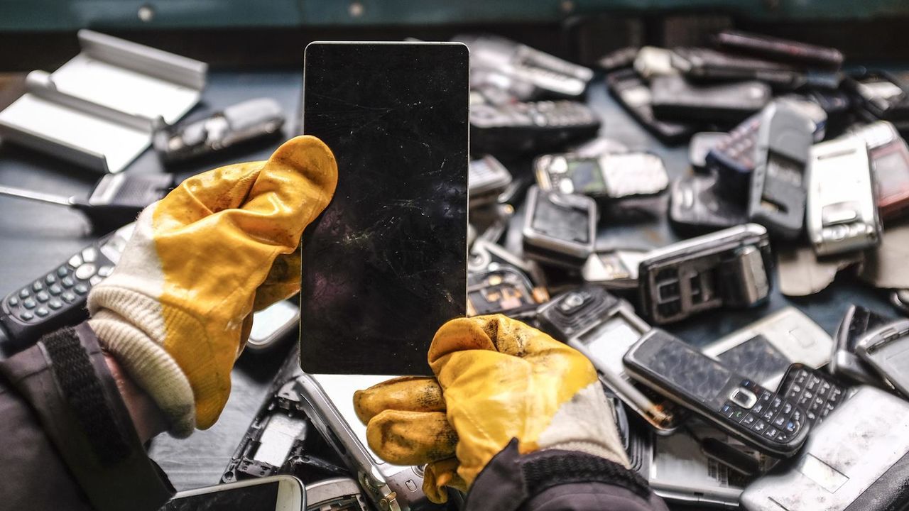 Монетный двор Британии будет извлекать золото из старых смартфонов и телевизоров.