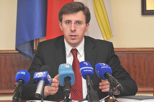 „Fiecare este liber să sărbătoreasca atunci când doreşte, cum se spune la noi: “Si pe nou si pe vechi!””, a mai scris Dorin Chirtoacă.