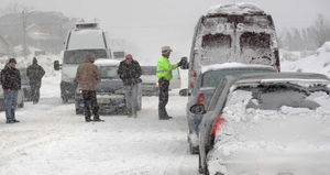 Un microbuz cu muncitori s-a răsturnat în şant. Sunt victime. Foto: cancan.ro