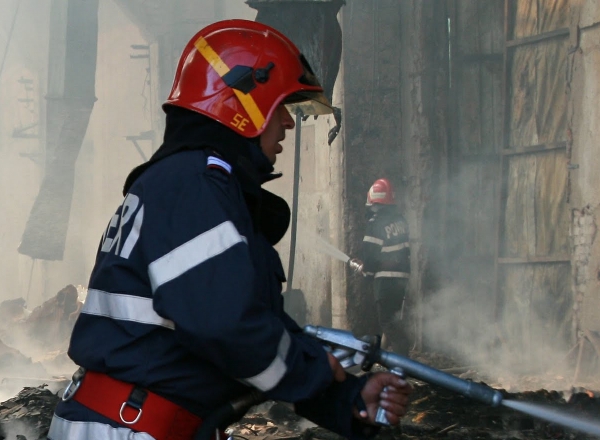 Flăcările au distrus mai mulţi saci cu polietilenă şi 16 lăzi cu sticlă. Din fericire, nimeni nu a avut de suferit.