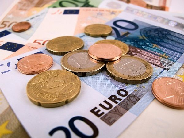 Pentru astăzi, Banca Națională a stabilit un curs oficial de 19 lei și 73 de banipentru un euro, cu 39 de bani mai mult decât ieri.