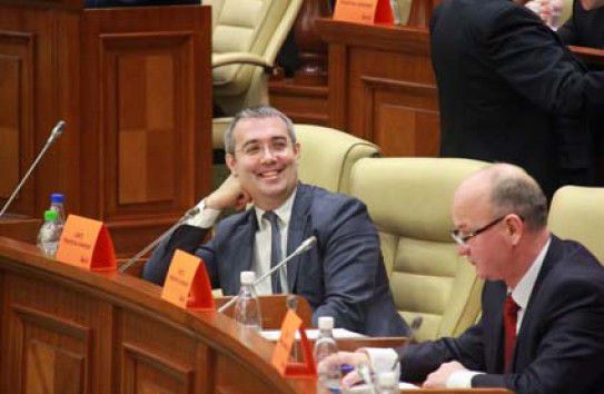 Депутаты обещают защищать нас в судах бесплатно, если им разрешат стать адвокатами без экзаменов.