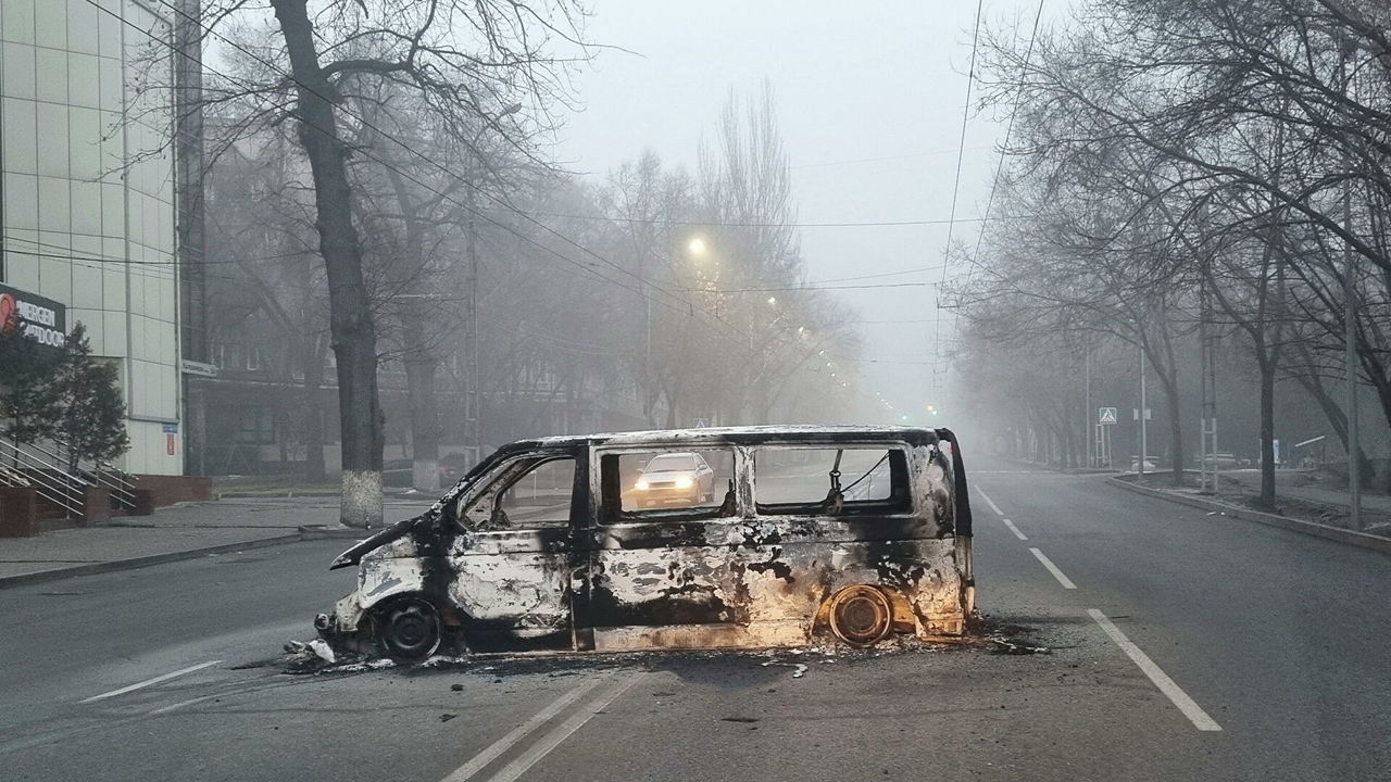 Участники беспорядков в Алма-Ате повредили 165 полицейских машин.