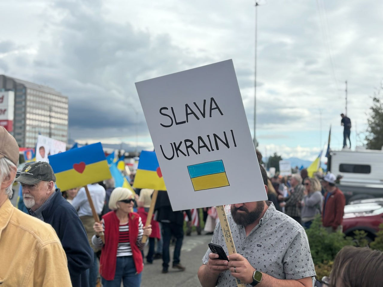 В Анкоридже накануне саммита Трамп-Путин прошел митинг в поддержку Украины.