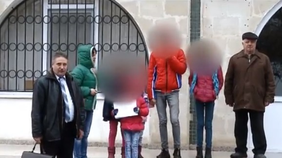 Protest la Procuratură: Cinci copii au cerut eliberarea tatălui lor