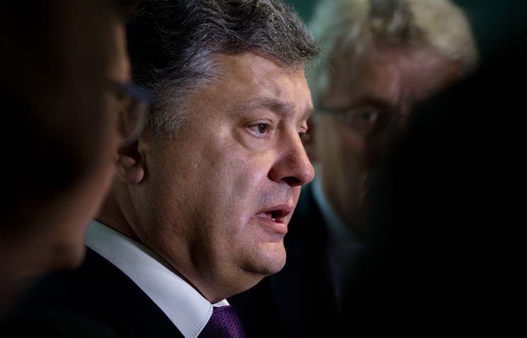 Президент Украины Петр Порошенко объявил 15 июня днем траура по погибшим в результате крушения военно-транспортного самолета Ил-76.