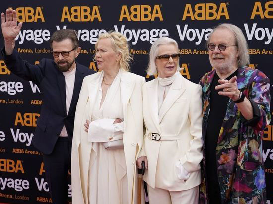 Участники ABBA впервые за 36 лет вместе вышли в свет.