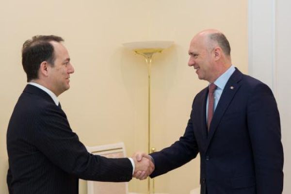 Pavel Filip s-a întâlnit cu Ambasadorul Italiei. Foto: evzmd.md