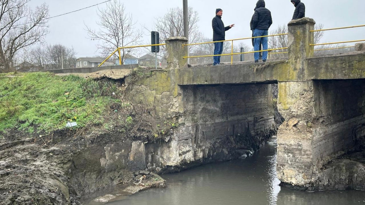 Un pod din raionul Dondușeni, închis pentru vehicule și pietoni: Prezintă un pericol.