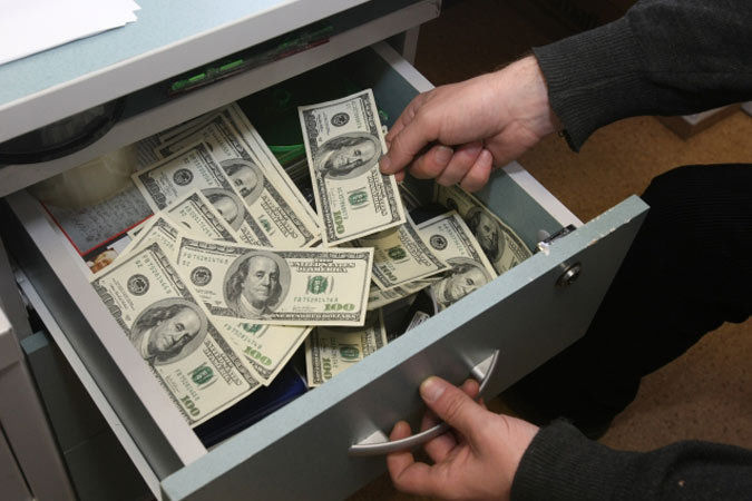 Дилеры обращают внимание на толчок, который курсу лея придал регулятор рынка.