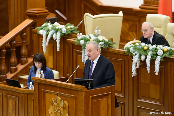Первое заседание парламента, избранного 30 ноября, было формальным и отмечено рядом нарушений.