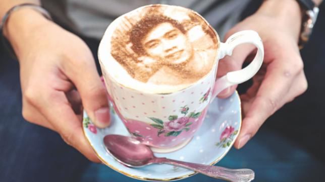 O cafenea din Londra oferă cafea cu poza clientului.