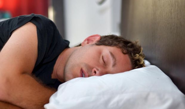 Dacă pe o perioada de un an dormi cu doar 30 de minute mai puțin într-o noapte, îți crești riscul de obezitate cu 17%. Foto: wisegeek.com