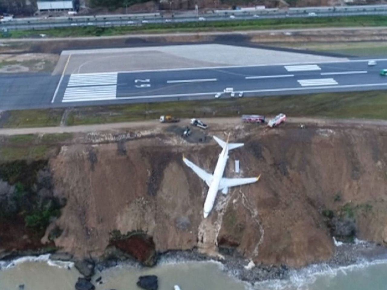 Un avion a rămas blocat la câţiva metri de apele Mării Negre