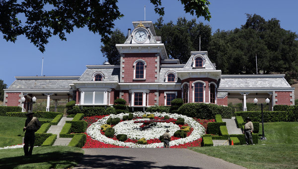 Известное ранчо Neverland со своим зоопарком оценивается в 27 миллионов долларов.